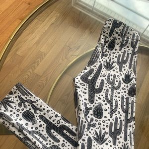 Black and white cactus leggings
